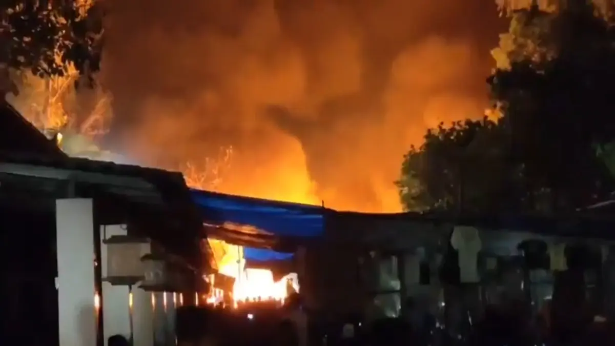 Massive Fire Breaks Out at Delhi's Dilli Haat