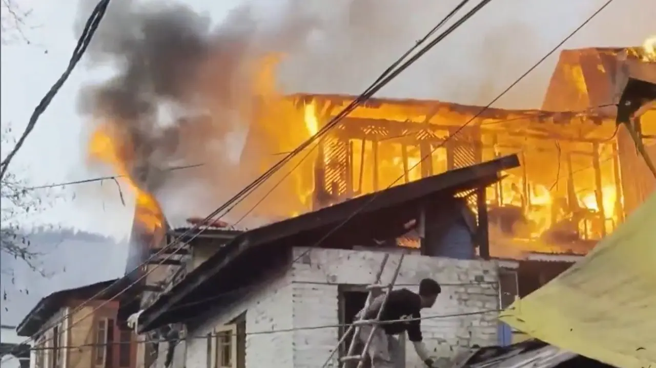 जम्मू-कश्मीर के बारामूला में आग लगने से आठ मकान क्षतिग्रस्त; कोई हताहत नहीं Massive Fire Breaks Out in Baramulla Old Town, Multiple Houses Affected