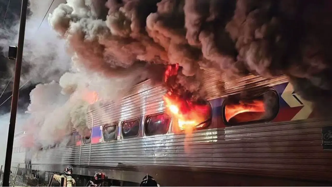 VIDEO: Passenger Train Goes Up In Flames In Pennsylvania, 350 Passengers Evacuated Massive fire broke out in SEPTA train in Pennsylvania