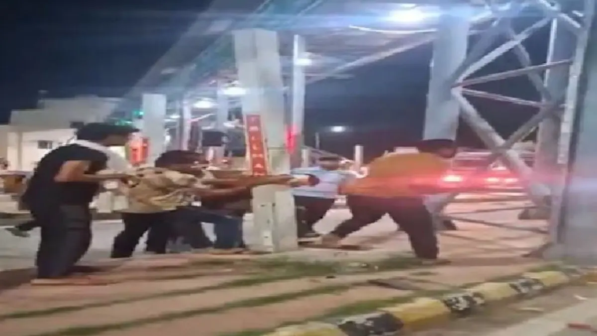 Caught On Cam: Operation Sindoor Jawan Brutally Assaulted At Meerut Toll Plaza Massive Ruckus At Meerut Toll Plaza: Army Officer Beaten Up By Toll Plaza Workers