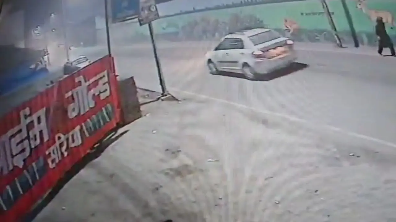 VIDEO: मथुरा में बेकाबू कार ने 3 श्रद्धालुओं को मारी टक्कर, महिला की दर्दनाक मौत, दो की हालत गंभीर Mathura accident