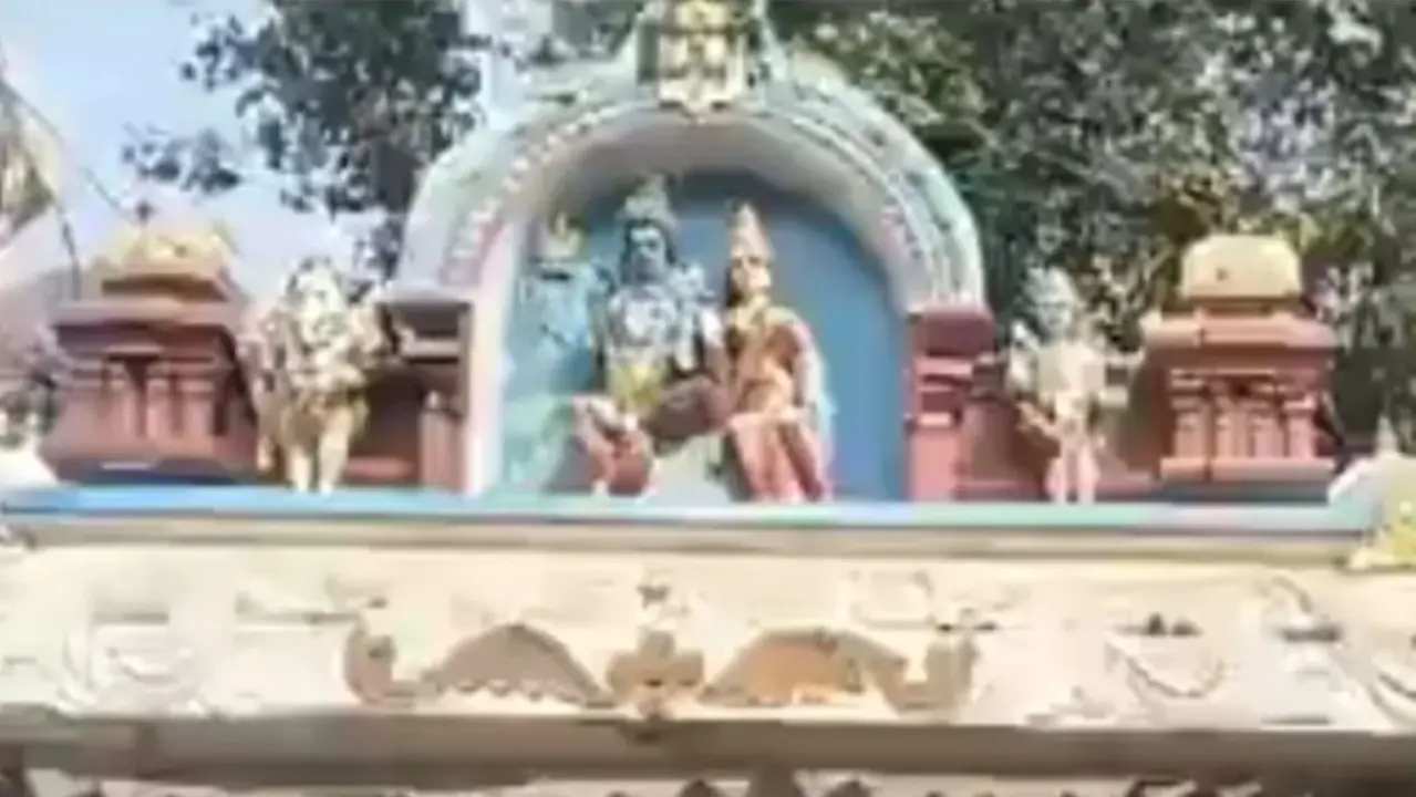 Meat Carried Inside Shiva Temple in Hyderabad's Tappachabutra Area, CCTV Reveals Culprit Meat Carried Inside Shiva Temple in Hyderabad's Tappachabutra Area, CCTV Reveals Culprit