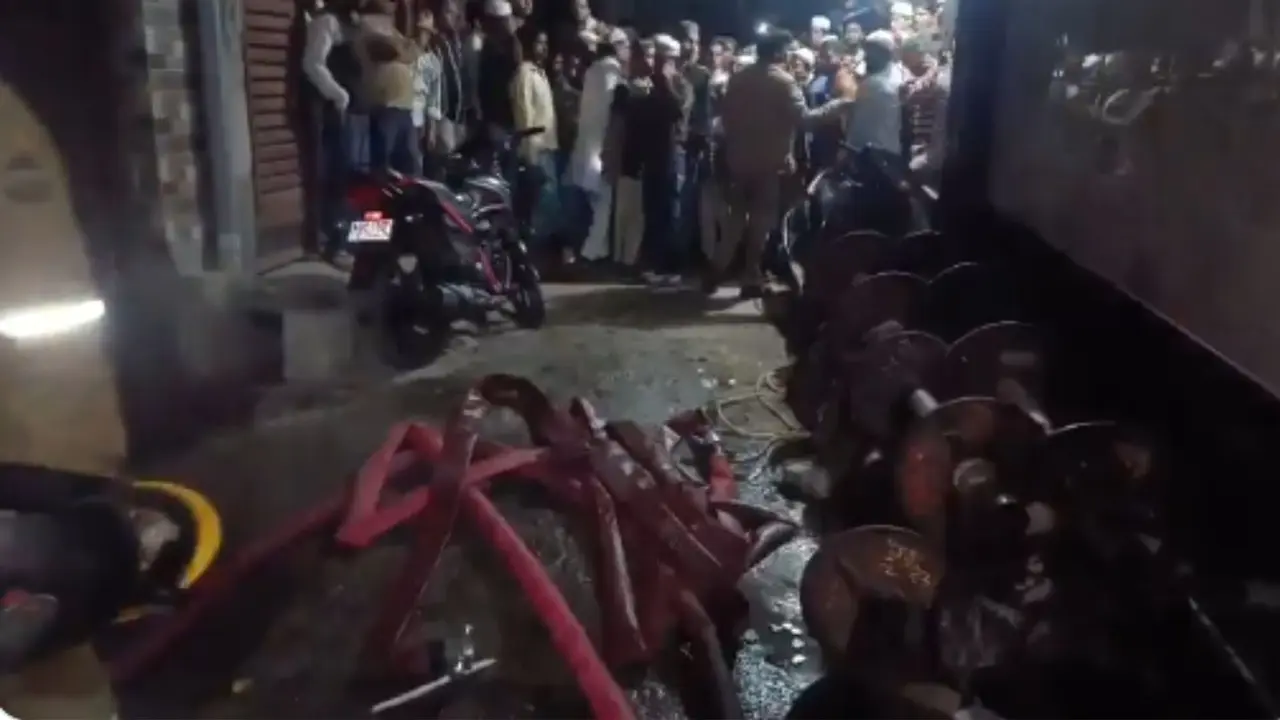 Meerut: मेरठ में कपड़ा कारोबारी के घर लगी भीषण आग, परिवार के 6 लोग जिंदा जले, मरने वालों में 6 माह के जुड़वां बच्चे भी, हर तरफ पसरा मातम Meerut Fire