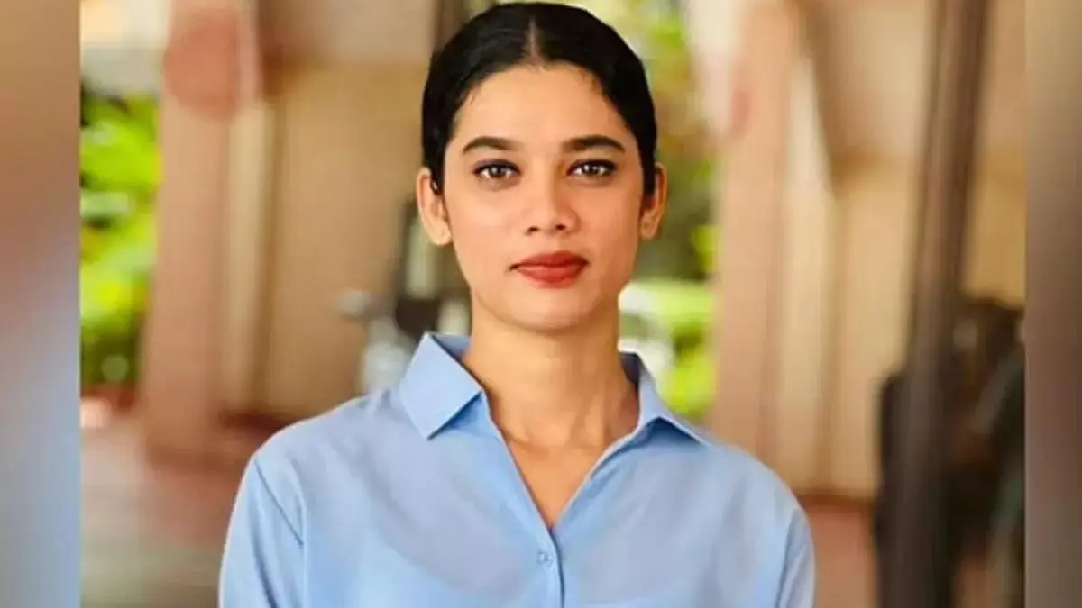 Meet This Daily Wage Laborer’s Daughter Who Becomes Kerala's First Tribal Air Hostess