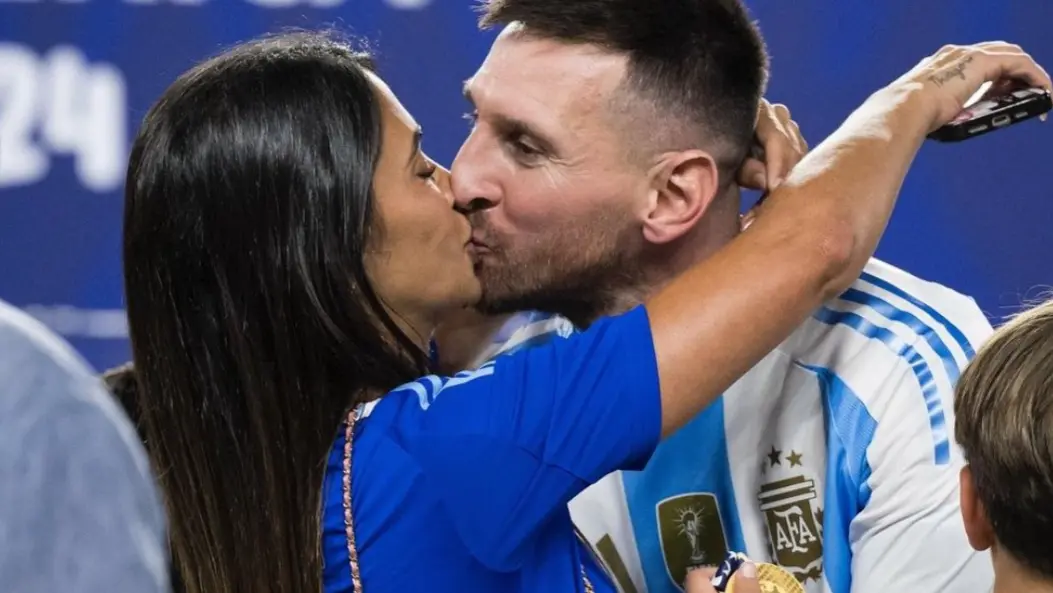 Lionel messi kiss wife