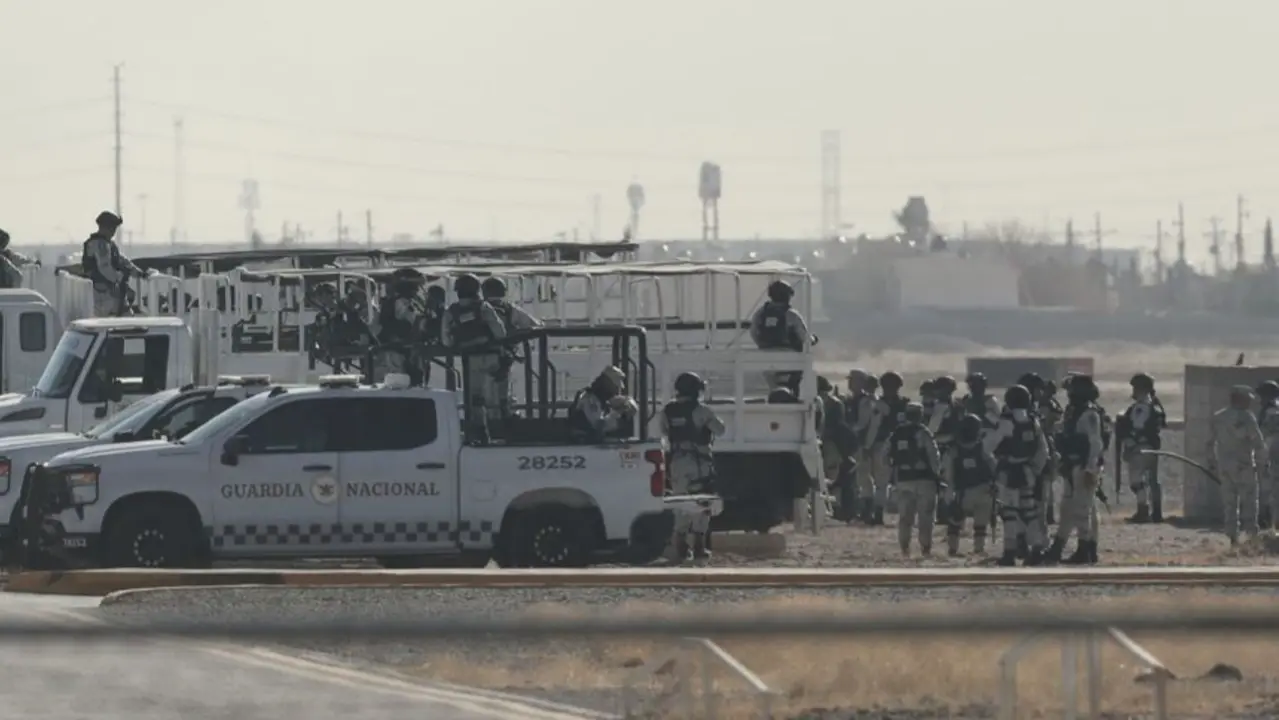 Mexico deploys the first of 10,000 National Guard at US border