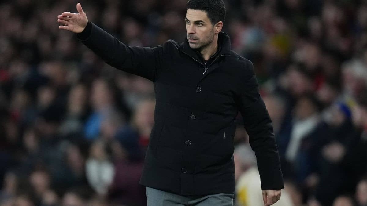 Mikel Arteta gives instructions during a Premier League match