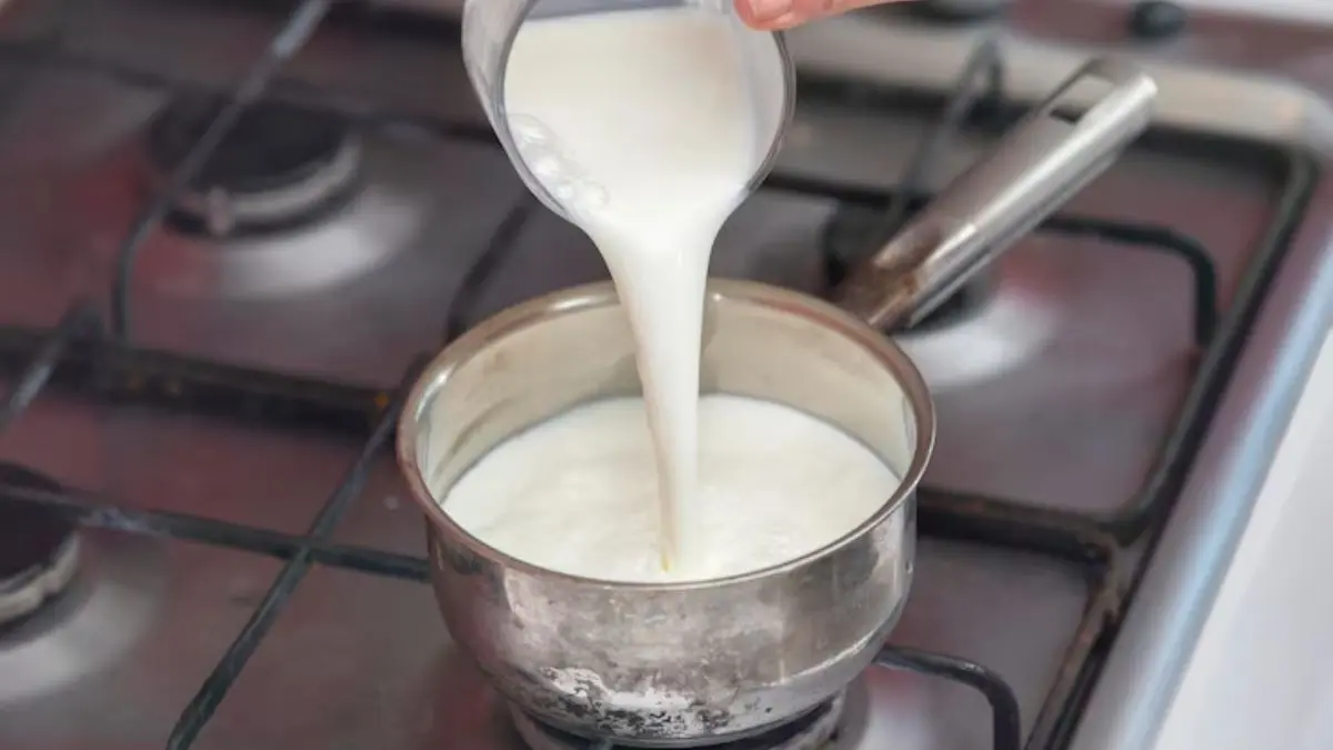 Milk Price Cut: दिवाली से पहले जनता के लिए खुशखबरी, 2 रुपये लीटर सस्ता हुआ ये दूध, घी-पनीर के दाम भी घटे, जानिए अब कितनी है कीमत Milk curdles