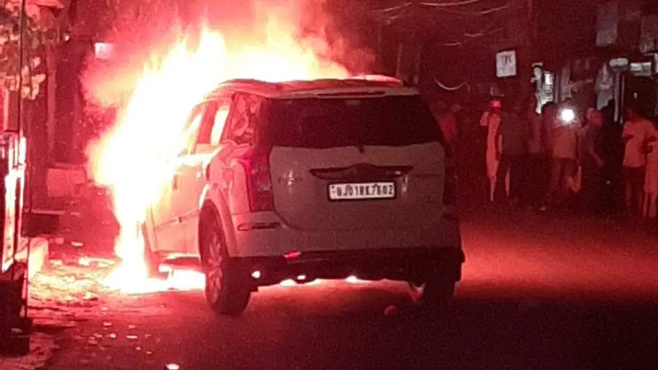 Miraculous Escape for 5 of Family as Moving Car Goes Up in Flames in UP ...