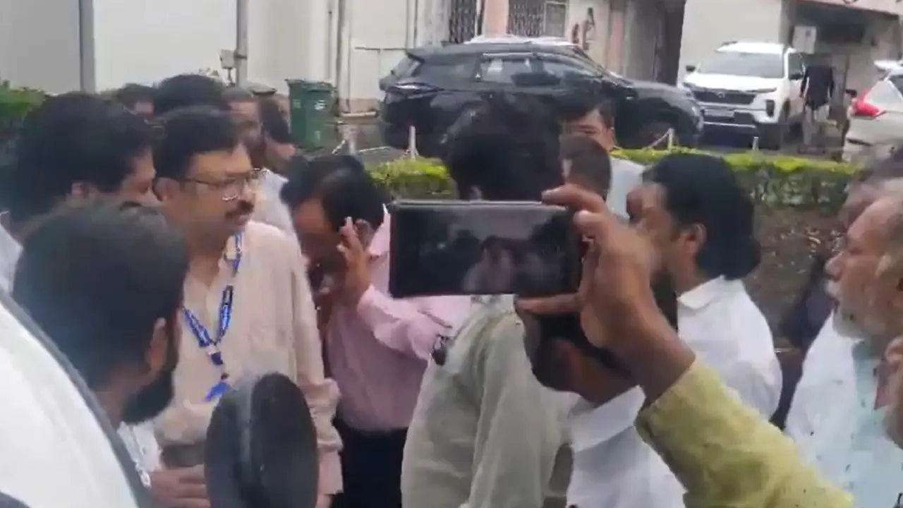 विधायक ने दिव्यांगों को 'खराब' ई-रिक्शा देने को लेकर कंपनी के अधिकारी को थप्पड़ जड़ा MLA Slapped E-Rikshaw Company Officer