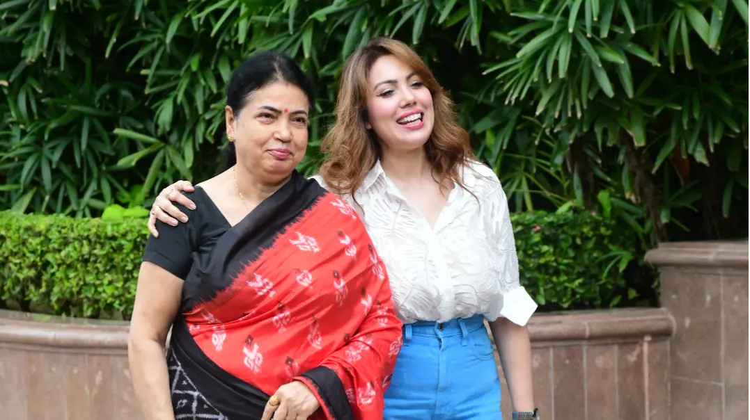 Viral: TMKOC Actor Munmun Dutta Embarrassed As Paps Tease Her With Jethalal's Name In Front Of Mom Mnmun Dutta with her mom in Mumbai