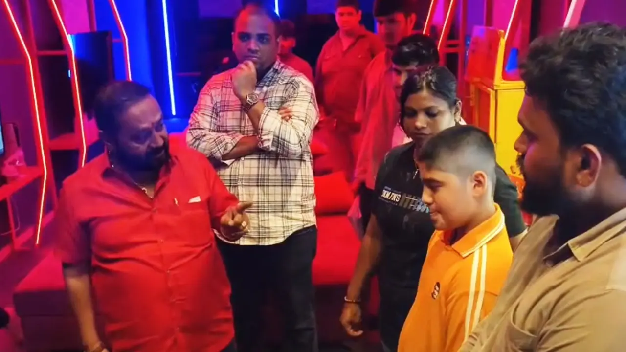 MNS Workers Assault Gaming Zone Staff in Kalyan Over School Kids Skipping Class MNS Workers Assault Gaming Zone Staff in Kalyan Over School Kids Skipping Class