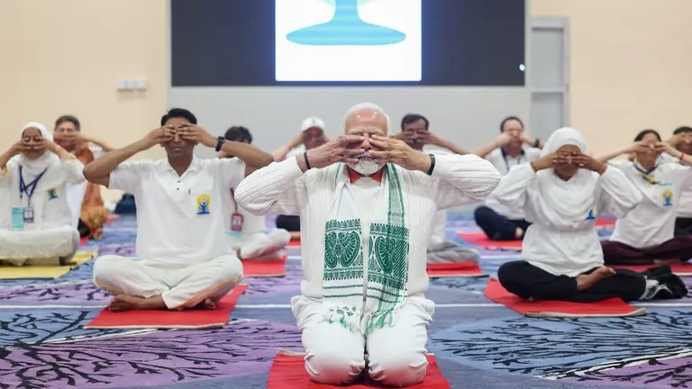 राष्ट्रपति, पीएम मोदी से लेकर सीएम योगी तक...International Yoga Day की ये तस्वीरें जरूर देखनी चाहिए PM MODI