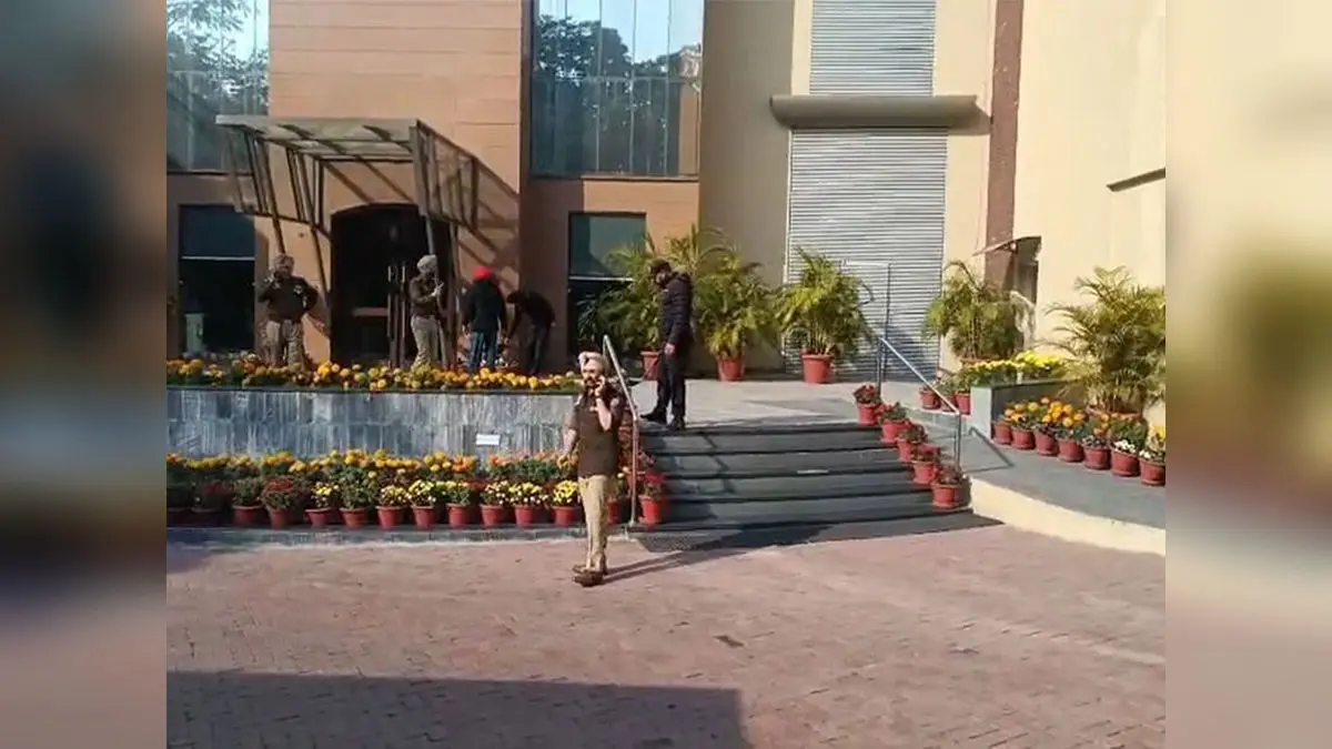 Mohali Schools Receive Bomb Threat Email; Police Conduct Searches Mohali Schools Receive Bomb Threat Email; Police Conduct Searches