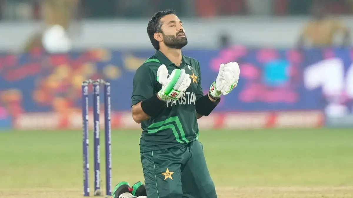 mohammad rizwan gifts Quran to matthew hayden