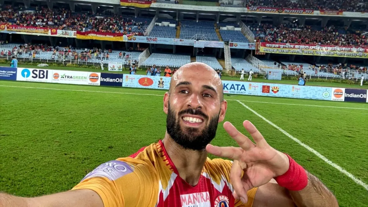 Durand Cup: East Bengal Suffer Major Blow! Oscar Bruzon Confirms Mohammed Rashid Set To Miss Kolkata Derby Against Mohun Bagan SG, Here's Why Mohammed Rashid clicking selfie wit East Bengal fans