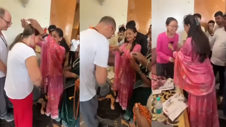 इसे कहते हैं संस्कार... मोनालिसा ने विदेशी मेहमानों के साथ किया ऐसा व्यवहार, VIDEO देख इंप्रेस हो गए लोग Monalisa