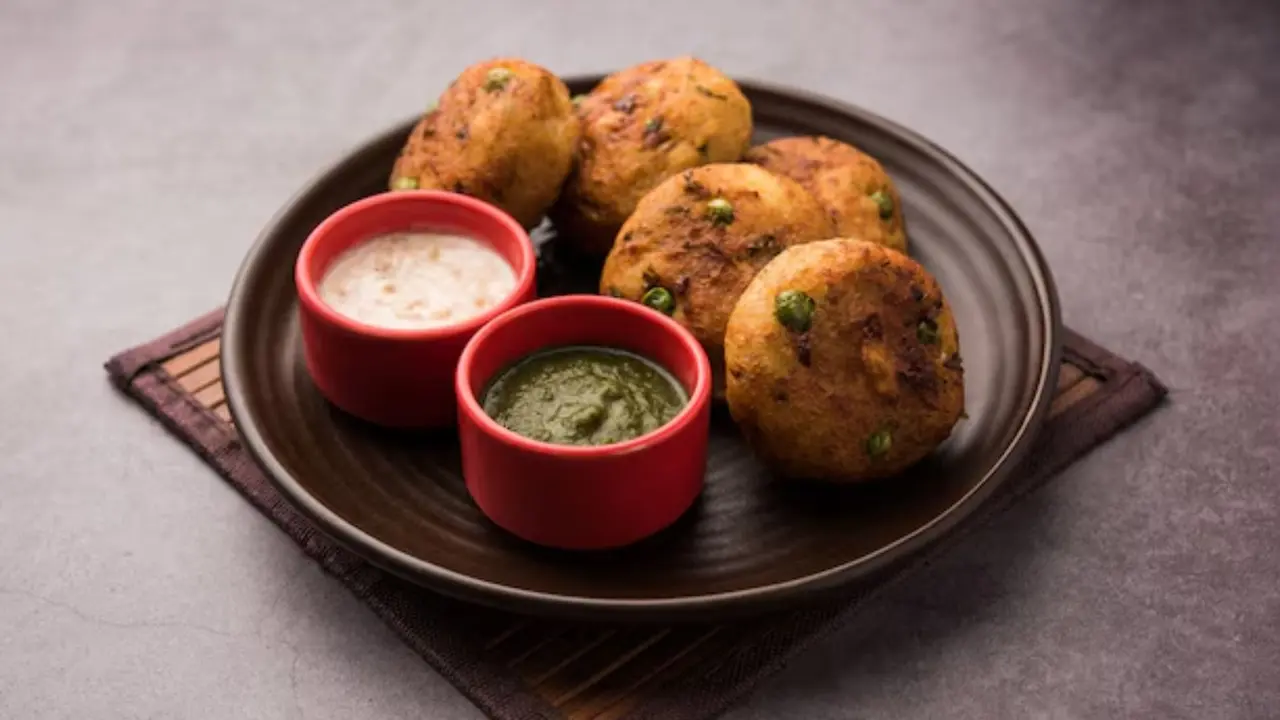 Moong Dal Tikki Recipe: घर पर बनाएं कुरकुरी मूंग दाल टिक्की, भूल जाएंगे आलू टिक्की का जायका; ये है आसान रेसिपी Moong Dal Tikki Recipe