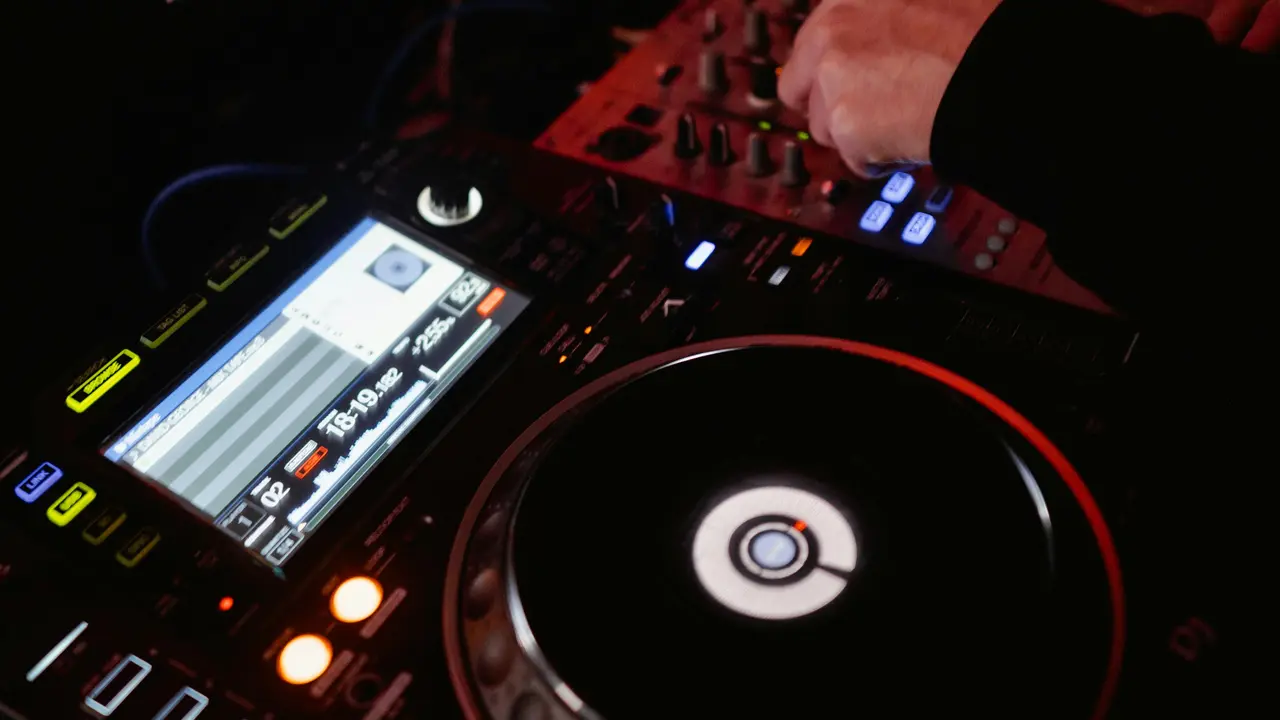 Assault at Privee, Shangri-La Hotel: Cousins Beaten by Bouncers, Forced Out of Nighclub Connaught Place