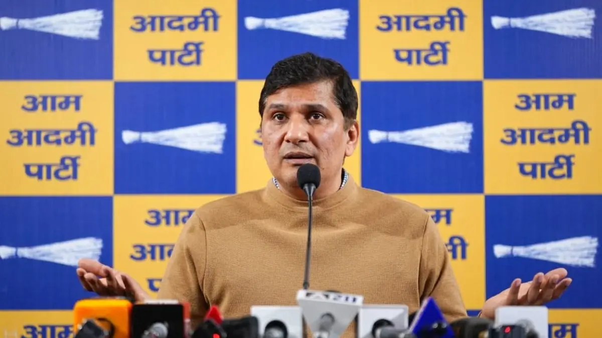 जनकपुरी में पीडब्ल्यूडी की सड़क में डीजेबी के खोदे गड्ढे में बाइक सवार गिरकर रात भर पड़ा रहा और मर गया- सौरभ भारद्वाज motorcyclist fell into pit dug delhi Jal Board pwd road in Janakpuri lay there all night and died Saurabh Bhardwaj