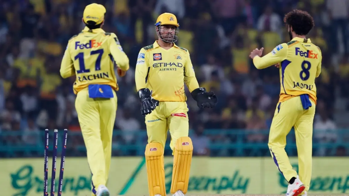 MS Dhoni celebrate wicket with Rachin Ravindra and Ravindra Jadeja