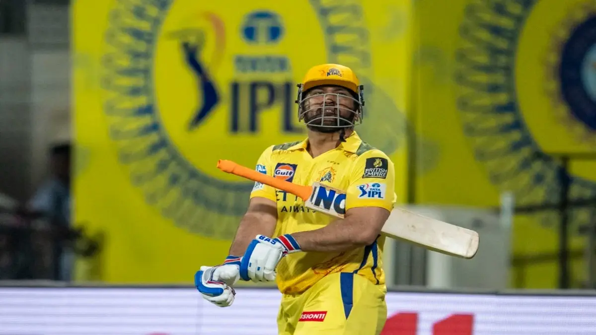 MS Dhoni comes out to bat at Chepauk