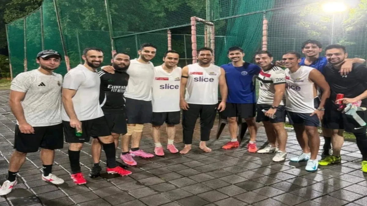 MS Dhoni is spotted in Mumbai Indians jersey