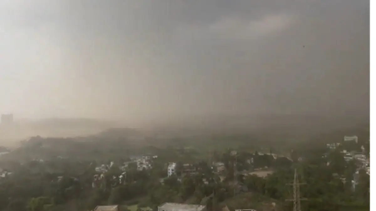 Dust Storm Hits Mumbai, IMD Issues Thunderstorm Warning; Local Trains, Traffic Disrupted Mumbai Chokes Under Dust Storm, IMD Warns of Thunder, Lightning Ahead