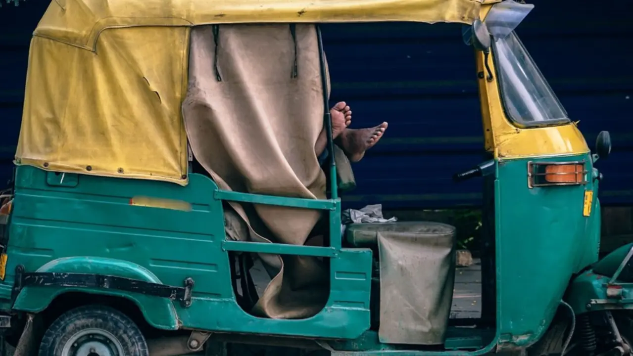 Mumbai Horror: 20-Year-Old Girl Raped by Auto Rickshaw Driver, Found in Unconscious State Near Ram Mandir Station Mumbai Girl Raped by Auto Rickshaw Driver