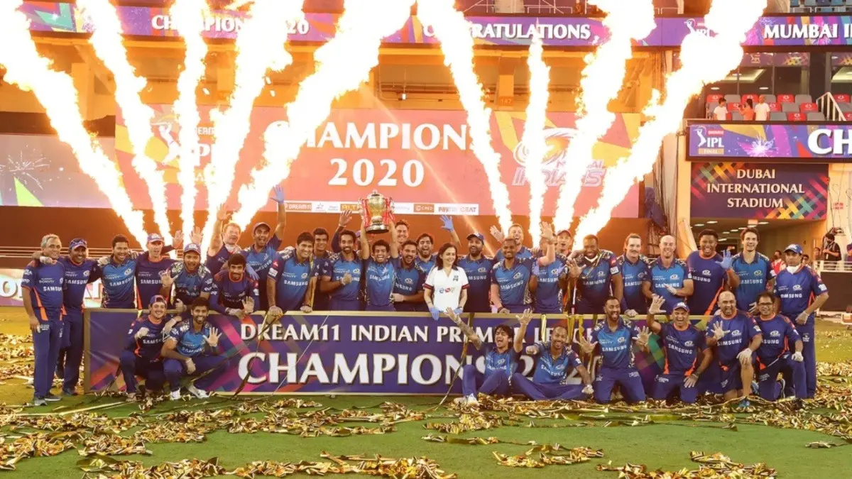 Mumbai Indians players posing for a photo after winning the IPL 2020 title