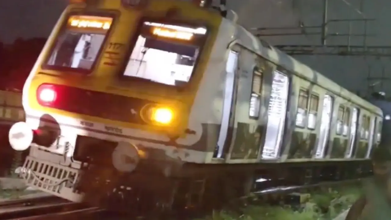 Mumbai local train derails