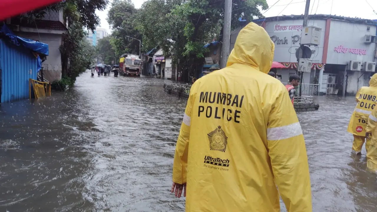 Mumbai on Red Alert: IMD Warns of Extremely Heavy Rainfall; Schools-Colleges Shut. Flights Delayed, Airlines Issue Advisory Mumbai on Red Alert: IMD Warns of Extremely Heavy Rainfall, Schools Shut. Flights Delayed, Airlines Issue Advisory