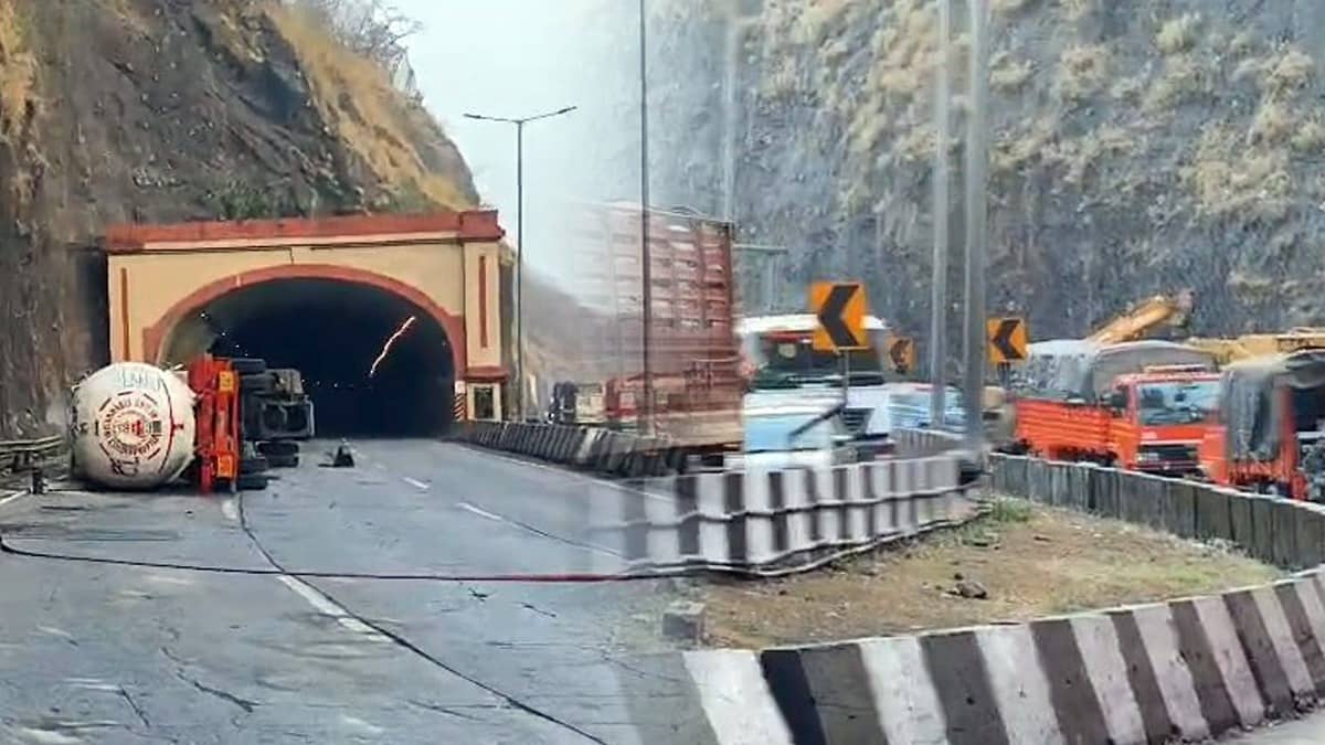 Mumbai-Pune Expressway Traffic Chaos: Gas Tanker Overturns Near Adoshi Tunnel, 15 Hour Jam Leaves Thousands Stranded