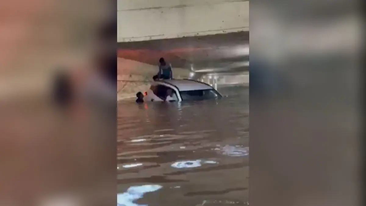 Mumbai Rains Turn Deadly: Locals Swim Through Flooded Underpass To Save Passengers Trapped In Car | VIDEO Mumbai Rains Turns Deadly: Locals Swim To Save Passengers In Flooded Car | Video