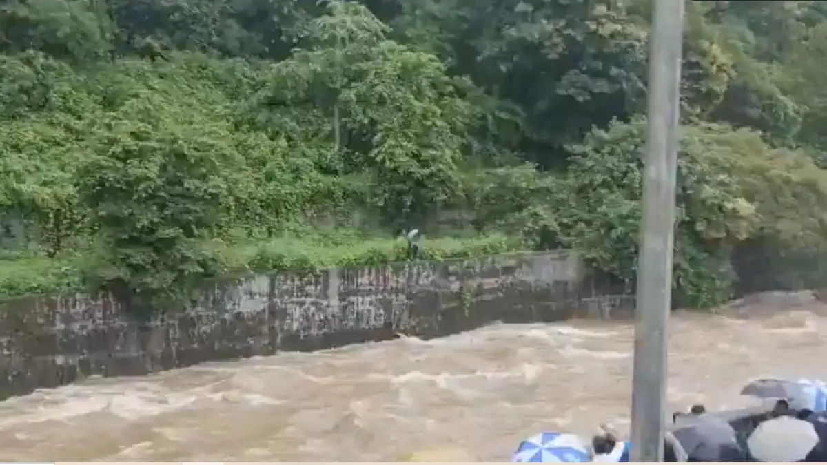 Mumbai Rains: Young Man Swept Away in Mithi River Rescued in Powai’s Phulenagar Area Mumbai Rains: Young Man Swept Away in Mithi River Rescued in Powai’s Phulenagar Area
