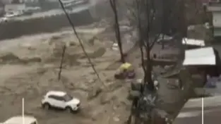 नाले में बह गईं कई गाड़ियां