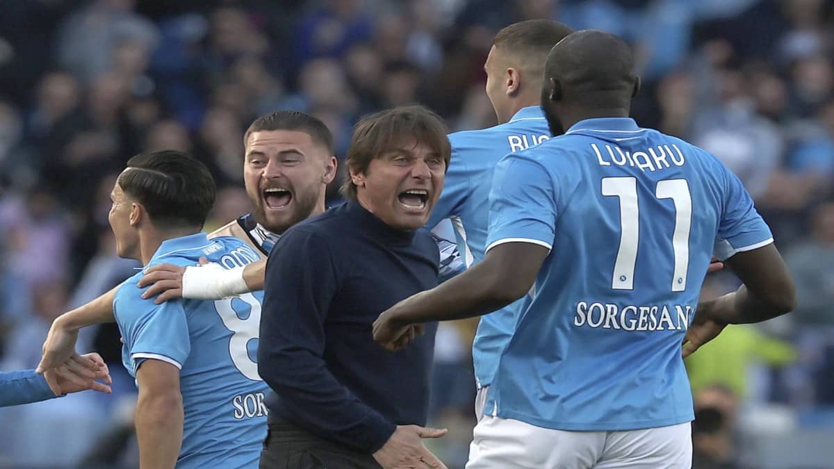 Napoli coach Antonio Conte celebrates with his players