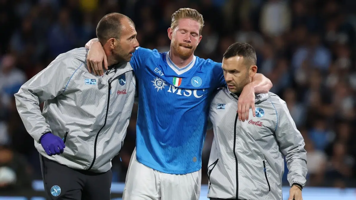 Napoli's Kevin De Bruyne leaves the pitch injured during Serie A clash against Inter Milan