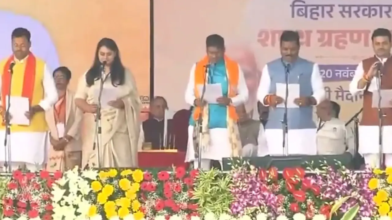 नीतीश कुमार के साथ 26 मंत्रियों ने ली शपथ