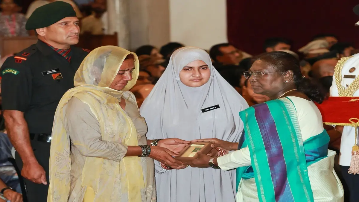 Nation Salutes Heroes: President Droupadi Murmu Confers Kirti Chakras And Shaurya Chakras To Bravehearts