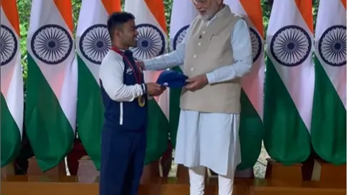 Navdeep Singh's Candid Interaction with PM Narendra Modi Reveals Nervous Moments at the Paralympics Navdeep Singh Gifts PM Modi A Cap