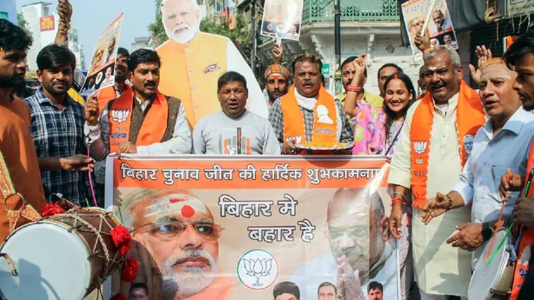 Bihar Election 2025 Result: उड़ाए गुलाल, बंटे लड्डू, महिलाओं की मंडली ने जमकर लगाए ठुमके... NDA की जीत पर पटना में जश्न, Photos NDA Celebration in Bihar