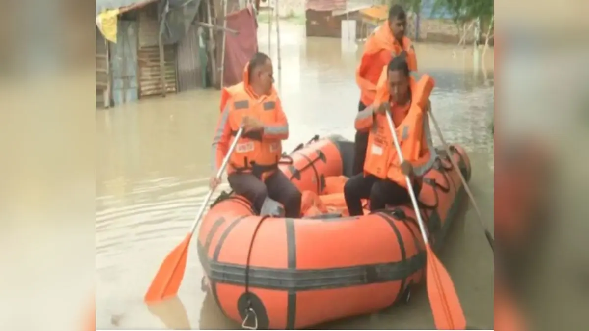 NDRF Deployed In Delhi's Kalindi Kunj As Yamuna Floodwaters Submerge Area NDRF Deployed In Delhi's Kalindi Kunj As Yamuna Floodwaters Submerge Area