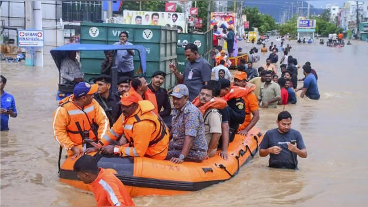 Hyderabad Flood Rains: NDRF Rescues Commuters as Floods Submerge Bus Station and Residential Areas; Residents Plead for Help NDRF Rescues Commuters As Floods Submerge Bus Station And Residential Areas; Residents Plead for Help