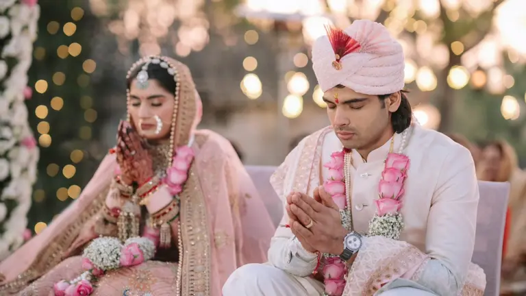 शादी को हुआ एक साल, नीरज चोपड़ा ने पत्नी हिमानी संग शेयर की यादगार PHOTOS Neeraj Chopra and Himani
