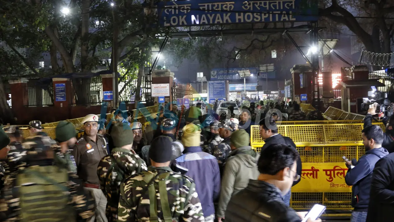 New Delhi Railway Station Stampede: LNJP Hospital Releases Helpline Numbers for Affected Families New Delhi Railway Station Stampede