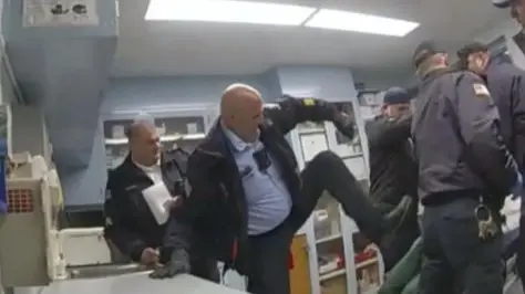 New York Officers Beat Handcuffed Prisoner to Death, Brutal Footage Emerges New York Officers Beat Handcuffed Prisoner to Death, Brutal Footage Emerges