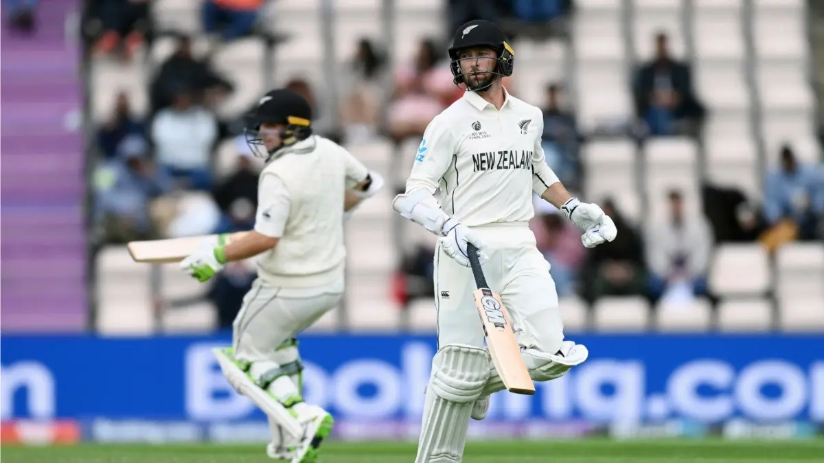 New Zealand's Devon Conway and Tom Latham during a Test match against India