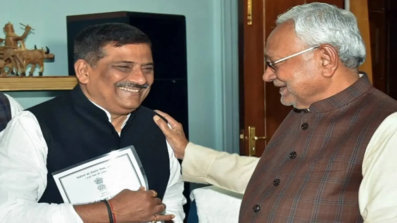 संजय झा को नीतीश कुमार ने दी बड़ी जिम्मेदारी, बनाया JDU का कार्यकारी अध्यक्ष Sanjay Jha with Nitish Kumar