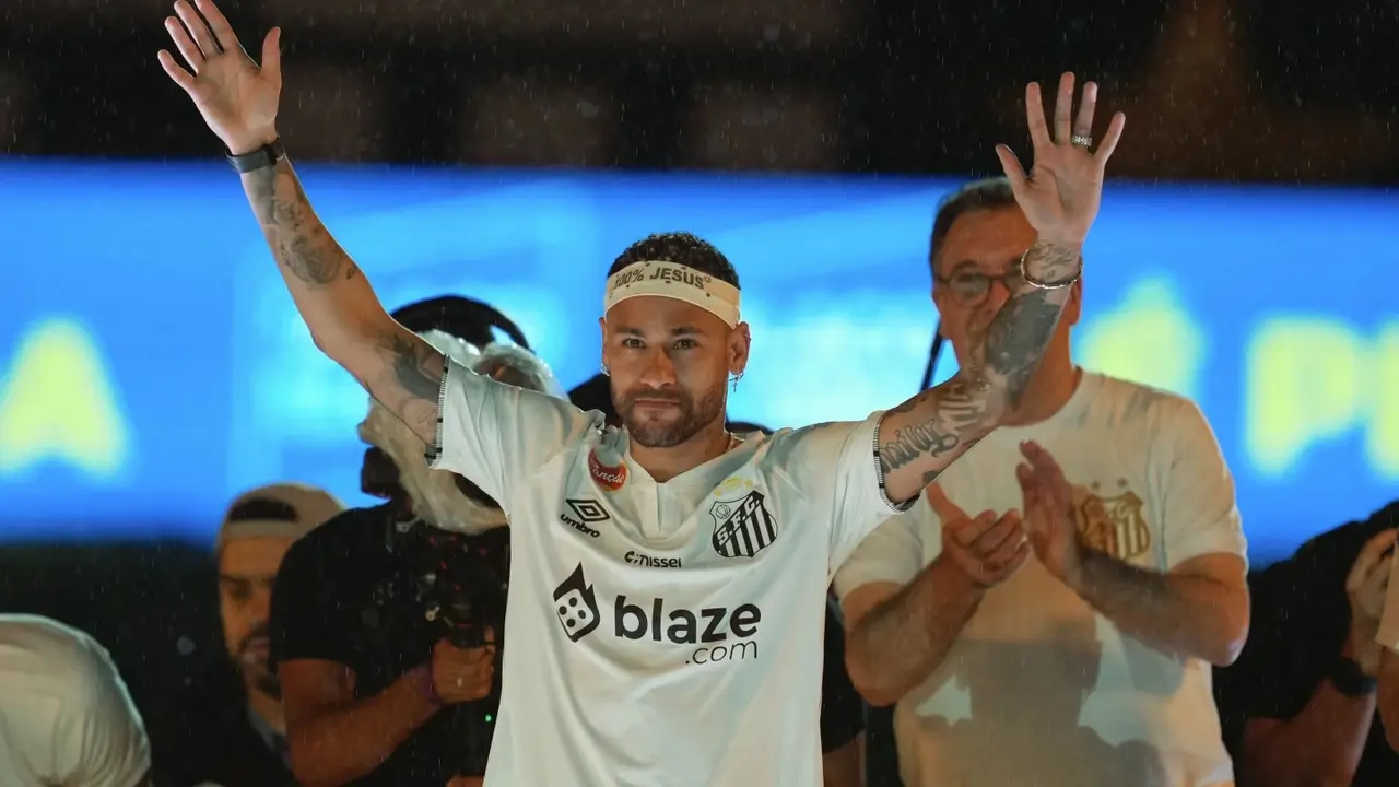Neymar Welcomed Back To Santos In Massive Ceremony, Will Wear Pele's No.10 Jersey On Return To Club Neymar Jr.